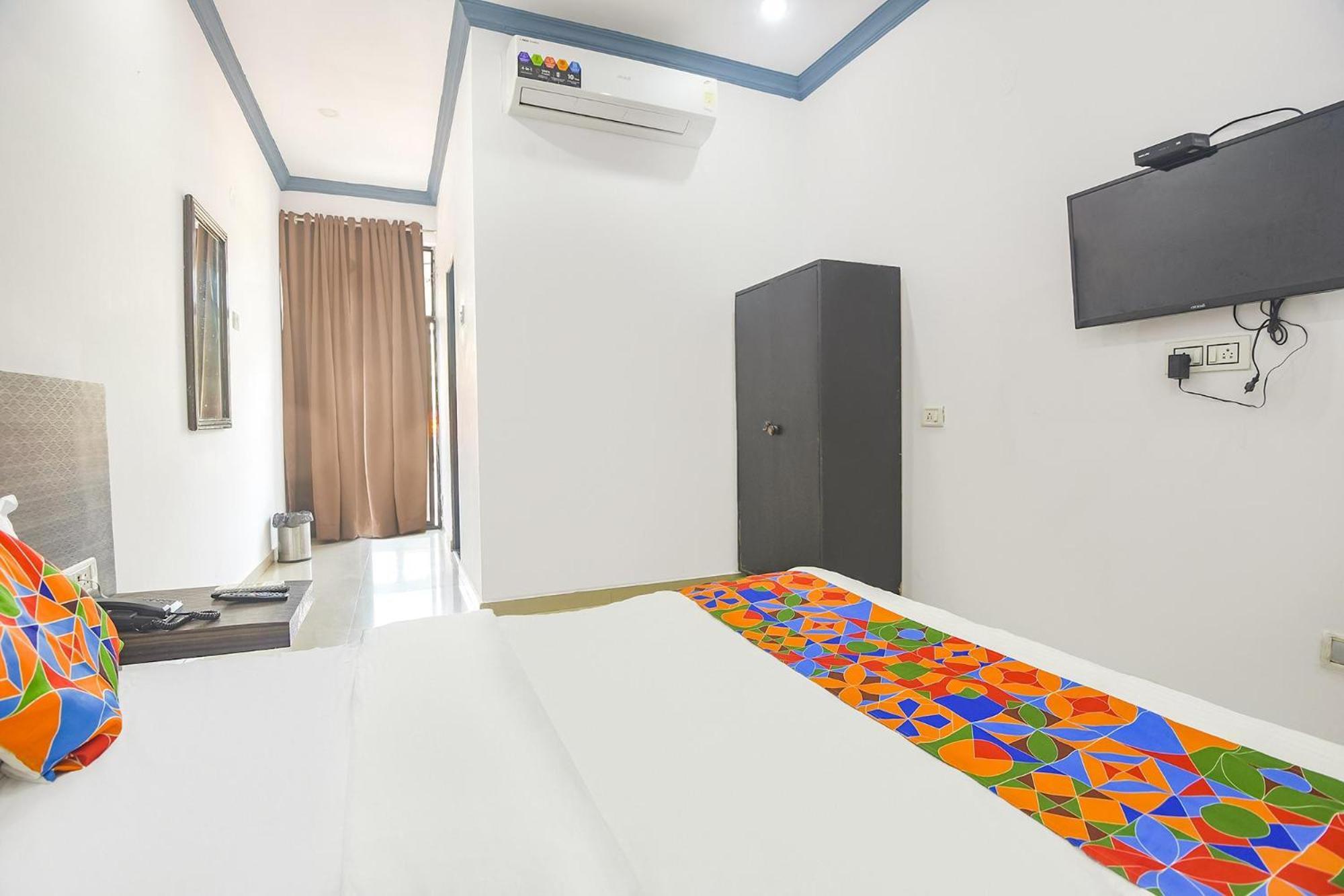 Fabexpress Neo Calangute Beach Resort Buitenkant foto