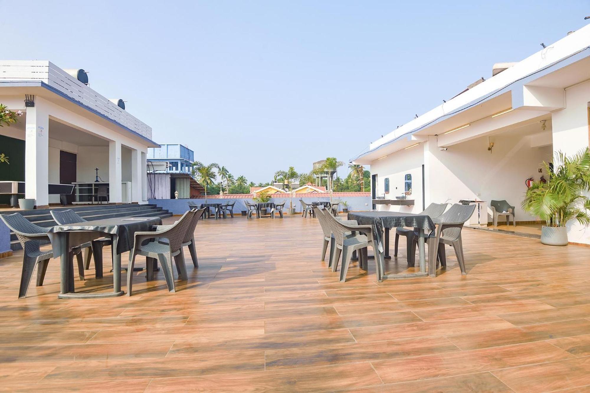 Fabexpress Neo Calangute Beach Resort Buitenkant foto