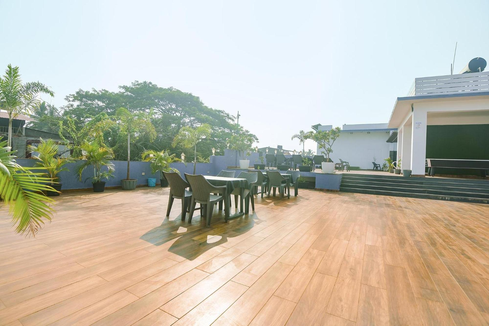 Fabexpress Neo Calangute Beach Resort Buitenkant foto