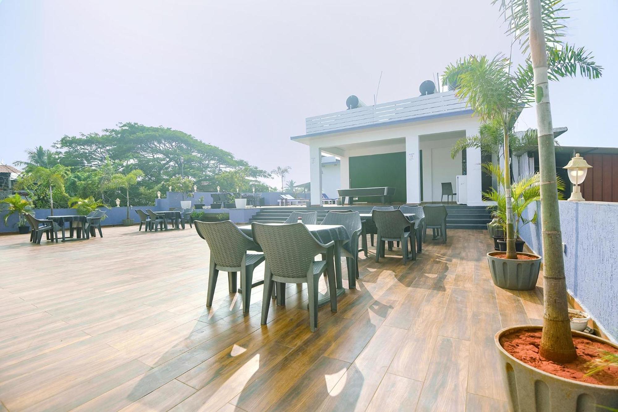 Fabexpress Neo Calangute Beach Resort Buitenkant foto